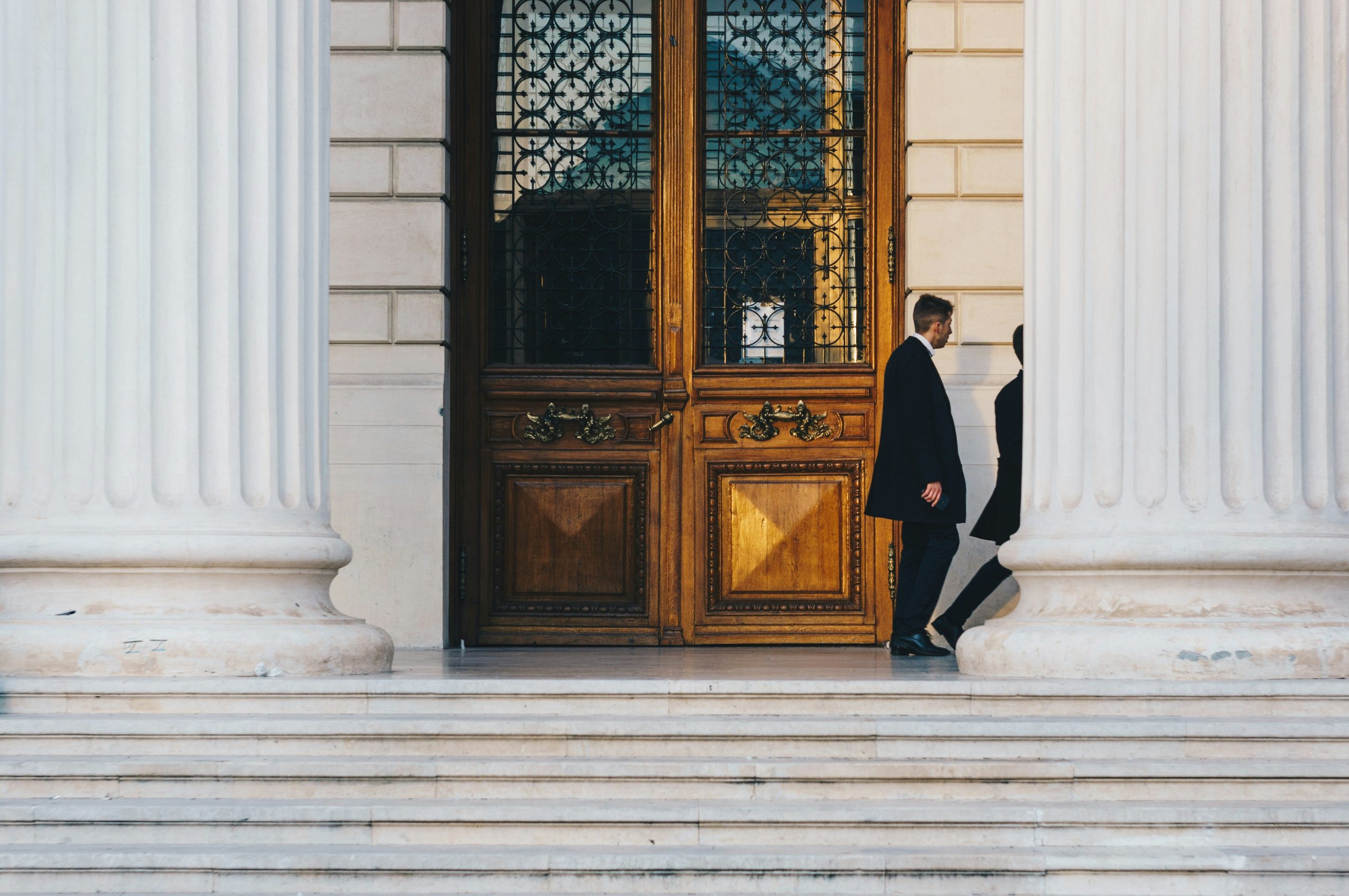 Abogados frente a tribunales de Estados Unidos.