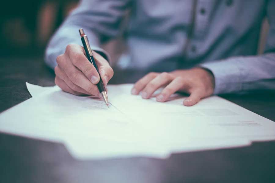 Documentos legales sobre escritorio