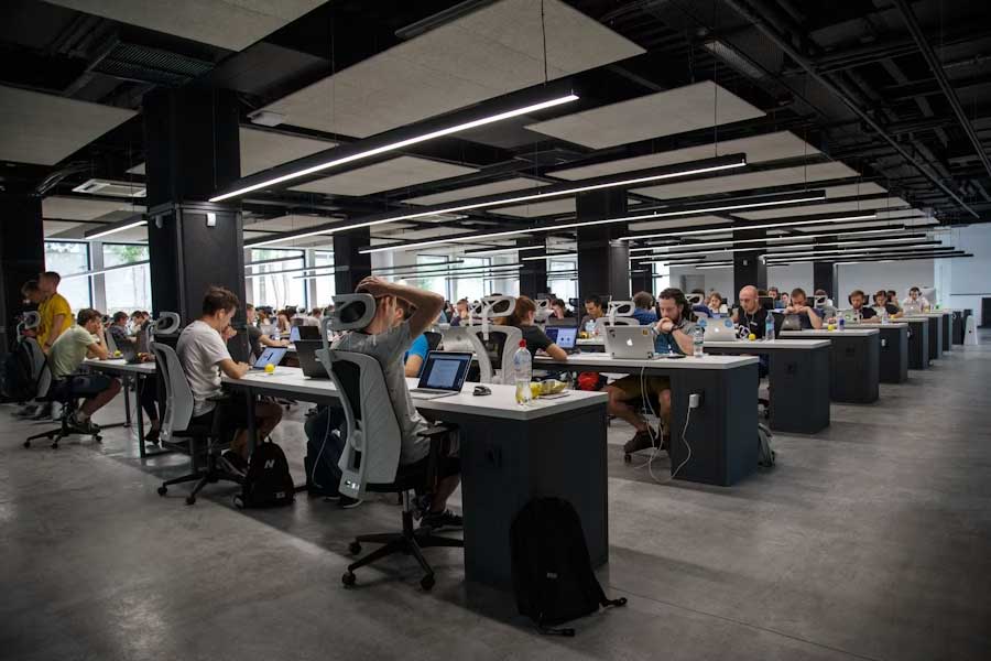 Equipo trabajando en oficina