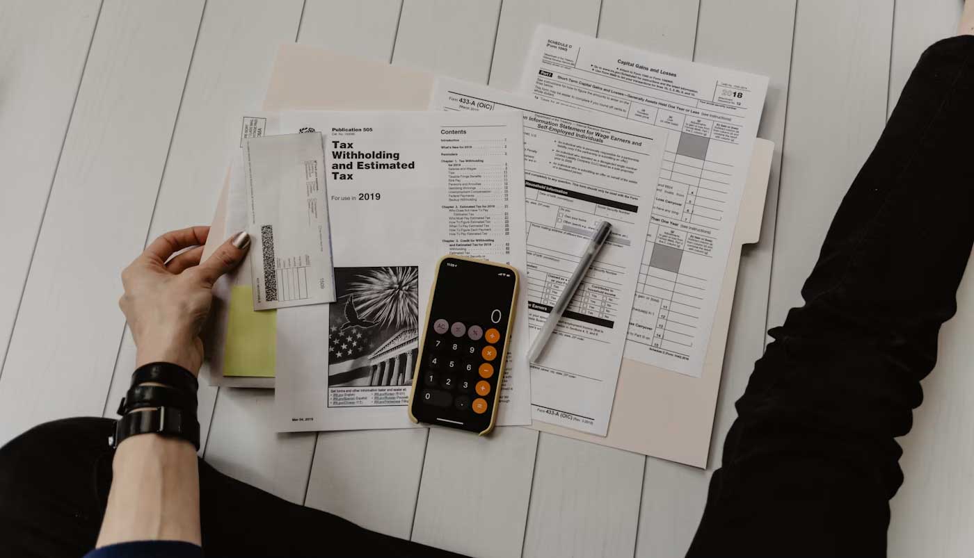 Documentos y planificación sobre una mesa